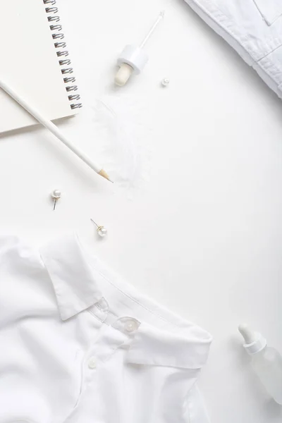 Białe Monochromatyczne Płaskie Leżały Ubraniach Akcesoriach Papeterią Sprzętem Kosmetycznym Białym — Zdjęcie stockowe