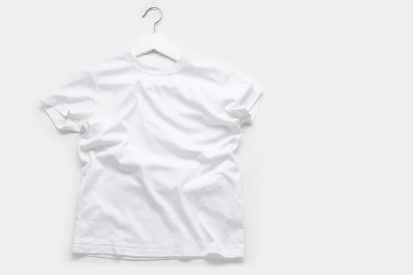 Flache Lage Mit Weißem Shirt Auf Weißem Kleiderbügel Auf Weißem — Stockfoto