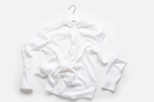 Flache Lage Mit Weißem Hemd Auf Weißem Kleiderbügel Auf Weißem — Stockfoto