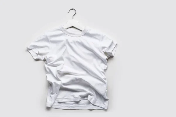 Flache Lage Mit Weißem Shirt Auf Weißem Kleiderbügel Auf Weißem — Stockfoto