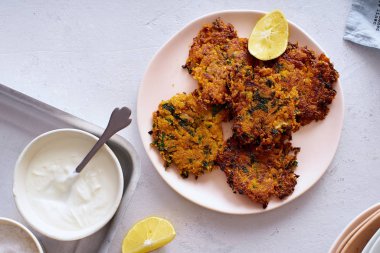 Beyaz masada limonlu patates ve yoğurt. Geleneksel İsrail mutfağı                             