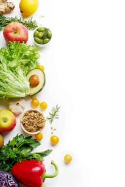 Şifalı bitkilerle sağlıklı organik sebzeler ve beyaz ahşap masada meyveli lahanalar. Taze bahçe vejetaryen gıda konsepti 