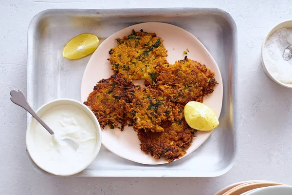 Latkes Patate Con Limone Yogurt Sul Tavolo Bianco Cucina Tradizionale — Foto Stock