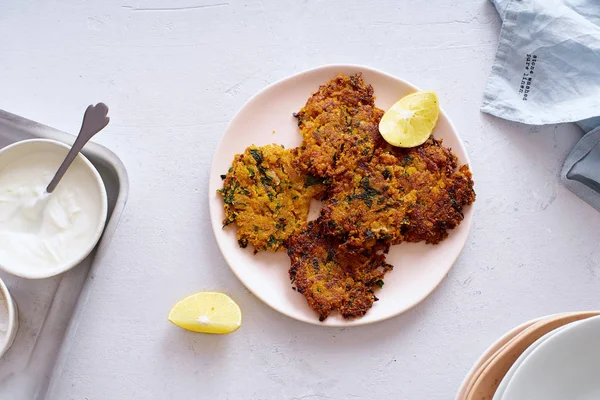 Latkes Patate Con Limone Yogurt Sul Tavolo Bianco Cucina Tradizionale — Foto Stock