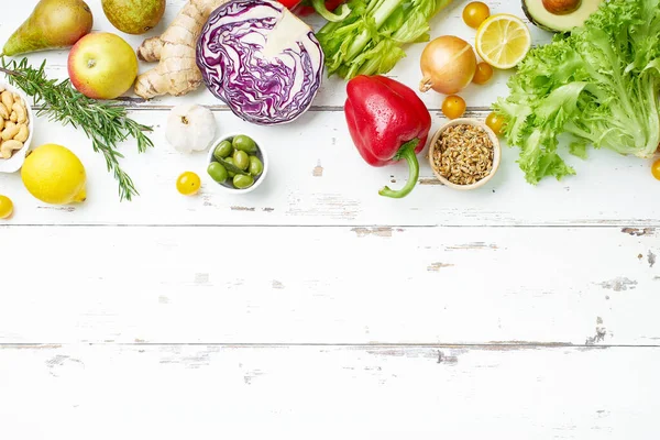 Verduras Orgánicas Crudas Sanas Con Hierbas Brotes Con Frutas Mesa — Foto de Stock