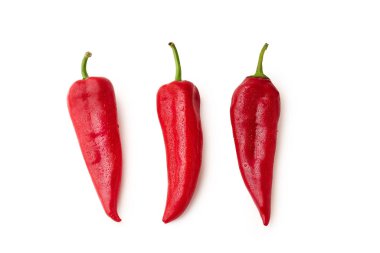 Kırmızı dolmalık biberler beyaz arka planda izole edilmiş.