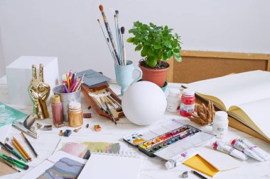 Malzeme ve ekipmanlara sahip tasarımcı çizimcisinin çalışma alanı 