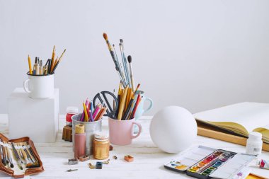 Malzeme ve ekipmanlara sahip tasarımcı çizimcisinin çalışma alanı 