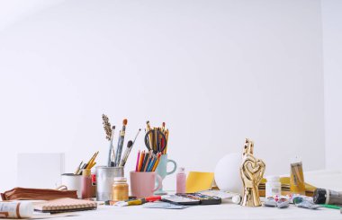 Materyal ve ekipmanlara sahip tasarımcı çizimcisinin çalışma alanı, serbest yaratıcı konsept  