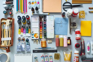 Saint-Petersburg, Rusya - 29 Ocak 2020: Gri arka planda sanatsal araç ve ekipmanların düz kompozisyonu 