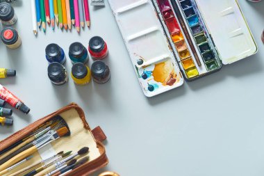 Saint-Petersburg, Rusya - 29 Ocak 2020: Gri arka planda sanatsal araç ve ekipmanların düz kompozisyonu 