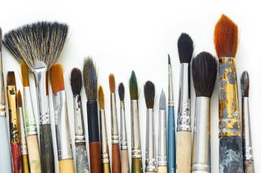 Beyaz arka planda izole edilmiş sanatsal boya fırçaları kullanılmış. sanatçı ekipmanı konsepti