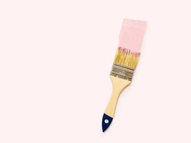 Pastel arka planda pembe boyalı fırça 