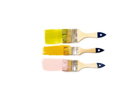 Beyaz arkaplanda izole edilmiş renkli boyalı fırçalar 