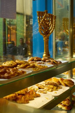  Paris 'teki Marais Quarter' da geleneksel Yahudi pastanesinde sergilenen çörekler.                              