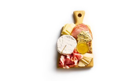 Peynir tabağı, dilimlenmiş ballı et ve beyaz arka planda zeytinli crostini, İtalyan mutfağı konsepti.   