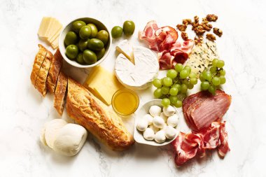 Peynir tabağı et ve meyveli baget ve mermer tahtada gurme atıştırmalıklar, İtalyan mutfağı konsepti.   
