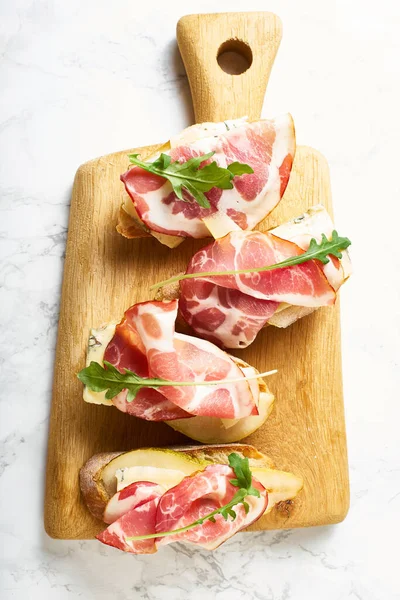 부드러운 고기와 치즈와 고기와 브라우 와인에 식욕을 돋우는 컨셉트 — 스톡 사진