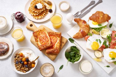 Sağlıklı pazar kahvaltısı kruvasan, tahıllı waffle, ahşap masa, brunch menüsü konsepti. 