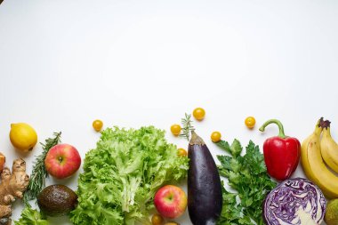 Sağlıklı çiğ organik sebzeler, otlar ve meyveli lahanalar beyaz arka planda izole edilmiş, üst manzara, vejetaryen gıda kavramı. 