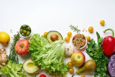 Sağlıklı çiğ organik sebzeler, otlar ve meyveli lahanalar beyaz arka planda izole edilmiş, üst manzara, vejetaryen gıda kavramı. 
