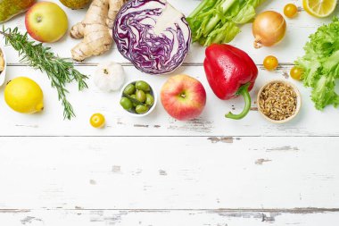 Sağlıklı çiğ organik sebzeler, otlar ve meyveli lahanalar beyaz arka planda izole edilmiş, üst manzara, vejetaryen gıda kavramı. 