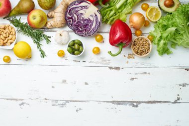 Sağlıklı çiğ organik sebzeler, otlar ve meyveli lahanalar beyaz arka planda izole edilmiş, üst manzara, vejetaryen gıda kavramı. 