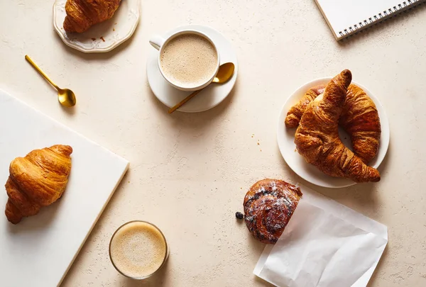 Kaffee Und Croissants Auf Dem Tisch Frühstück Bäckereikonzept — Stockfoto