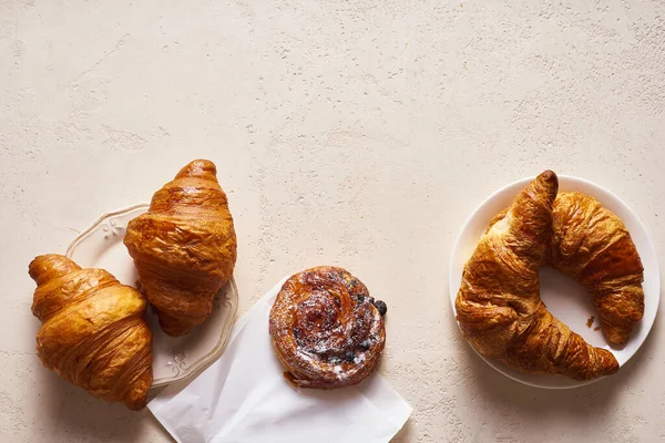 Zimtbrötchen Und Croissants Auf Dem Tisch Frühstück Bäckereikonzept — Stockfoto