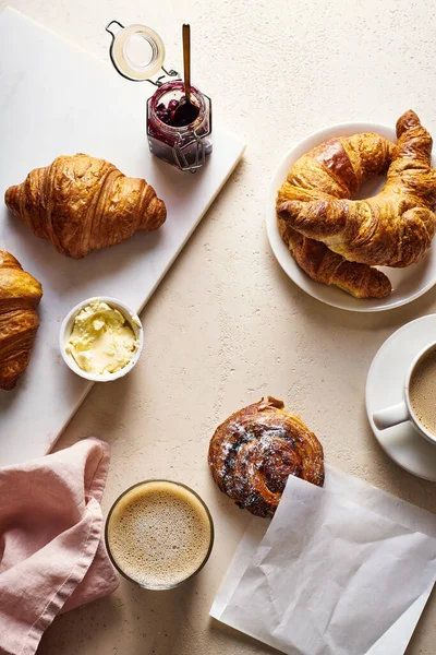 Kaffee Und Croissants Auf Dem Tisch Frühstück Bäckereikonzept — Stockfoto