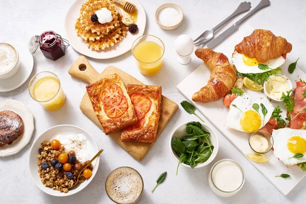 Petit Déjeuner Sain Dimanche Avec Croissants Gaufres Avec Granola Sandwichs — Photo