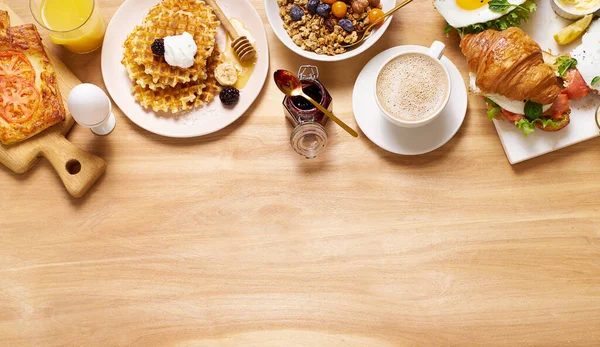 Desayuno Saludable Los Domingos Con Croissants Gofres Con Granola Sándwiches —  Fotos de Stock