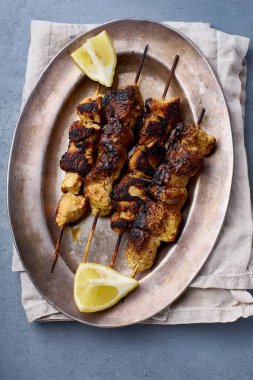 Limonlu tavuk tikka kebabı. Geleneksel Hint mutfağı konsepti, lezzetli başlangıç. 