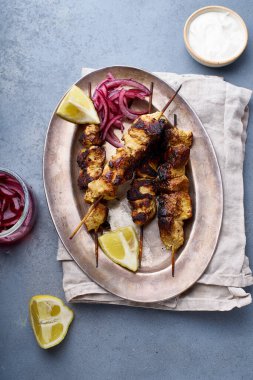 Baharatlı soğanlı tavuk tikka kebabı. Geleneksel Hint mutfağı konsepti, lezzetli başlangıç. 