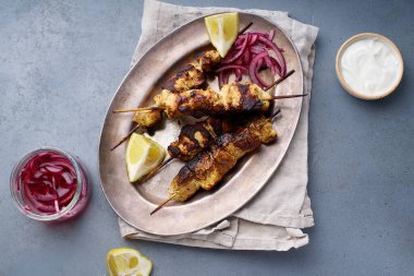 Baharatlı soğanlı tavuk tikka kebabı. Geleneksel Hint mutfağı konsepti, lezzetli başlangıç. 