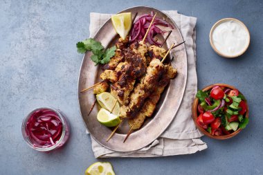 Salamura soğanlı tavuk tikka kebabı ve taze salata. Geleneksel Hint mutfağı konsepti, lezzetli başlangıç. 