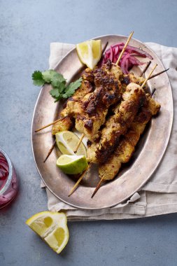 Baharatlı soğanlı tavuk tikka kebabı. Geleneksel Hint mutfağı konsepti, lezzetli başlangıç. 