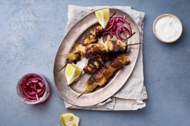 Baharatlı soğanlı tavuk tikka kebabı. Geleneksel Hint mutfağı konsepti, lezzetli başlangıç. 