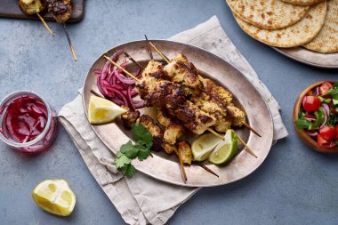 Salamura soğanlı tavuk tikka kebabı ve taze salata. Geleneksel Hint mutfağı konsepti, lezzetli başlangıç. 