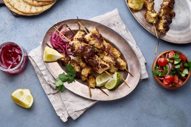 Salamura soğanlı tavuk tikka kebabı ve taze salata. Geleneksel Hint mutfağı konsepti, lezzetli başlangıç. 