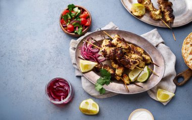 Salamura soğanlı tavuk tikka kebabı ve taze salata. Geleneksel Hint mutfağı konsepti, lezzetli başlangıç. 