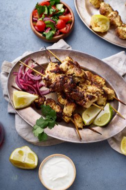 Salamura soğanlı tavuk tikka kebabı ve taze salata. Geleneksel Hint mutfağı konsepti, lezzetli başlangıç. 