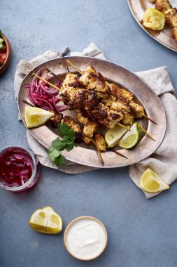 Salamura soğanlı tavuk tikka kebabı ve taze salata. Geleneksel Hint mutfağı konsepti, lezzetli başlangıç. 