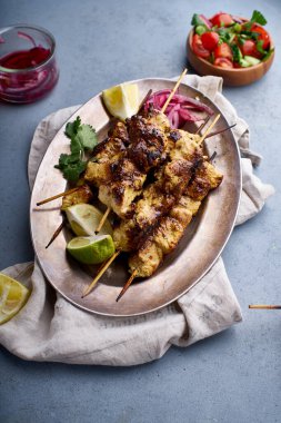 Salamura soğanlı tavuk tikka kebabı ve taze salata. Geleneksel Hint mutfağı konsepti, lezzetli başlangıç. 