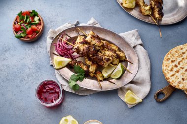 Salamura soğanlı tavuk tikka kebabı ve taze salata. Geleneksel Hint mutfağı konsepti, lezzetli başlangıç. 