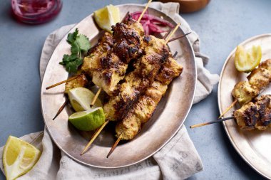 Baharatlı soğanlı tavuk tikka kebabı. Geleneksel Hint mutfağı konsepti, lezzetli başlangıç. 