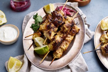 Salamura soğanlı tavuk tikka kebabı ve taze salata. Geleneksel Hint mutfağı konsepti, lezzetli başlangıç. 
