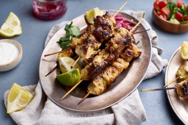 Salamura soğanlı tavuk tikka kebabı ve taze salata. Geleneksel Hint mutfağı konsepti, lezzetli başlangıç. 