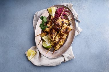 Baharatlı soğanlı tavuk tikka kebabı. Geleneksel Hint mutfağı konsepti, lezzetli başlangıç. 