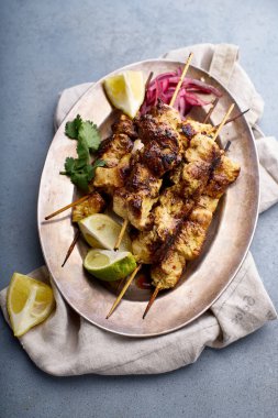 Baharatlı soğanlı tavuk tikka kebabı. Geleneksel Hint mutfağı konsepti, lezzetli başlangıç. 